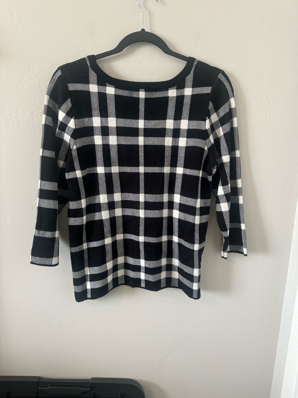 Liz Claiborne Black and White Plaid Knit Top - Picture 2 of 3